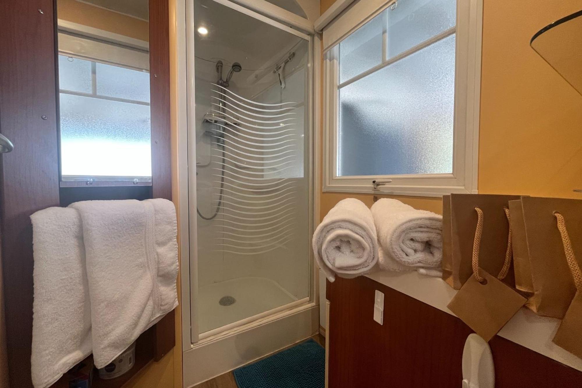 Charming Mobile With Pool In Chalet Hyères